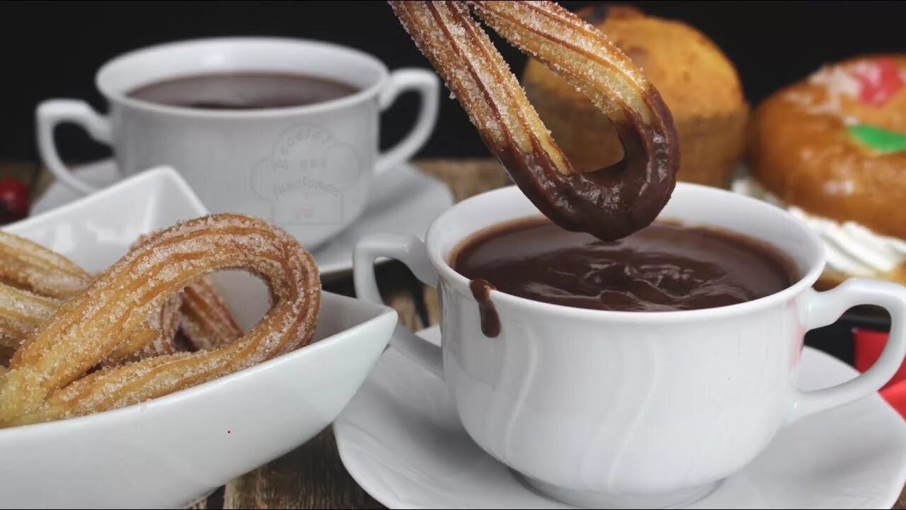 Чуррос Испания. Чуррос и горячий шоколад. Чуррос с шоколадом. Churros с горячим шоколадом.