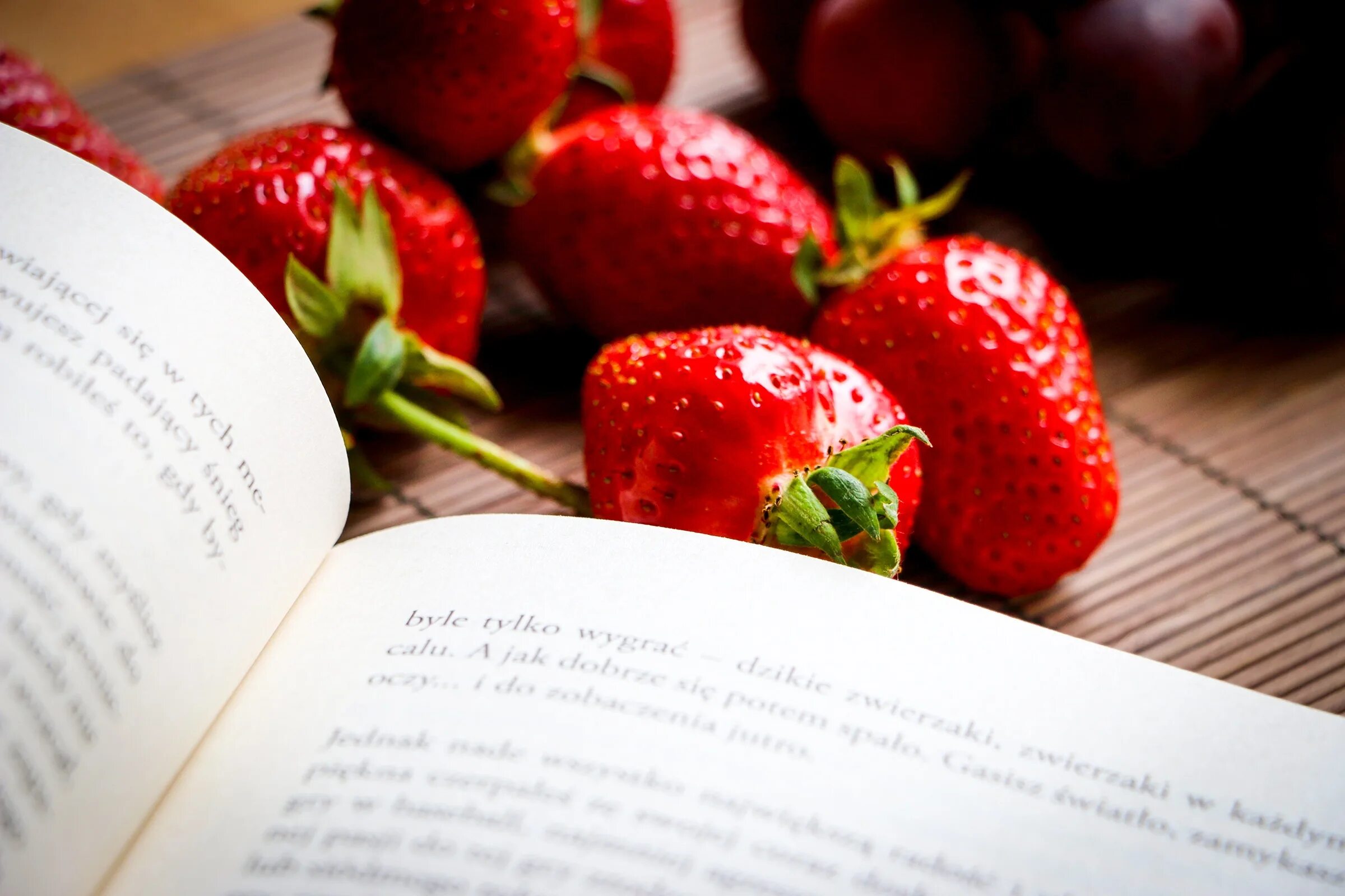 Земляника книга. Лето с книгой. Книга ягоды. Книга фрукты. Книги с цветами и фруктами.