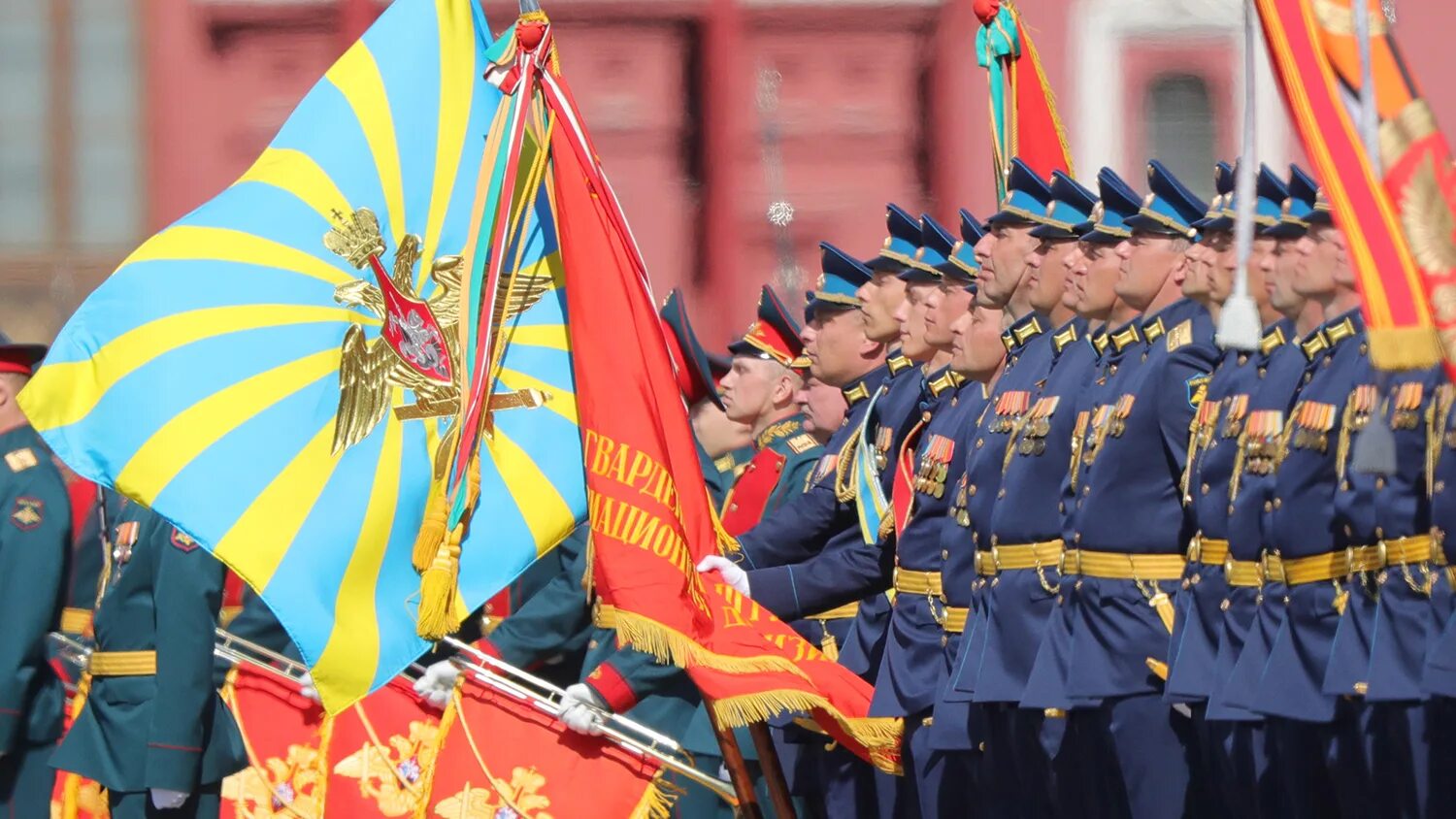 Разные знамена. Боевое Знамя знаменосец СССР. Боевое Знамя воздушно космических войск РФ. ВКС РФ на параде. Парад ВВС.