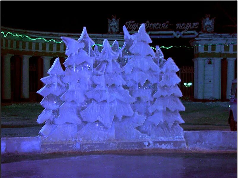 елка изо льда. ледяная фигура елка. елка изо льда. ледяные елочки. ледяные елочки.