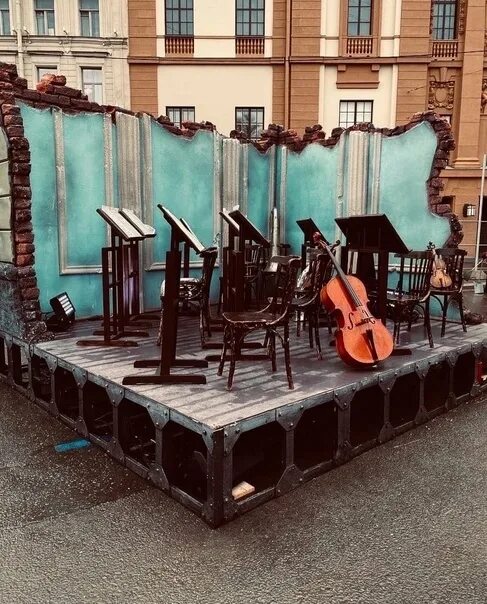 Манежная площадь блокада. Манежная площадь санкт-петербург инсталляция. Освобожденный ленинград фото. Манежная площадь выставка блокада ленинграда. Выставка блокада ленинграда на манежной.