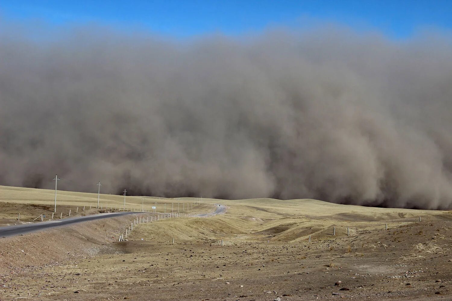 Пыльный город где то. Афганец пыльная буря. Песчаная буря в Гоби. Пыльные бури в Китае. Пылевая буря в Гоби.