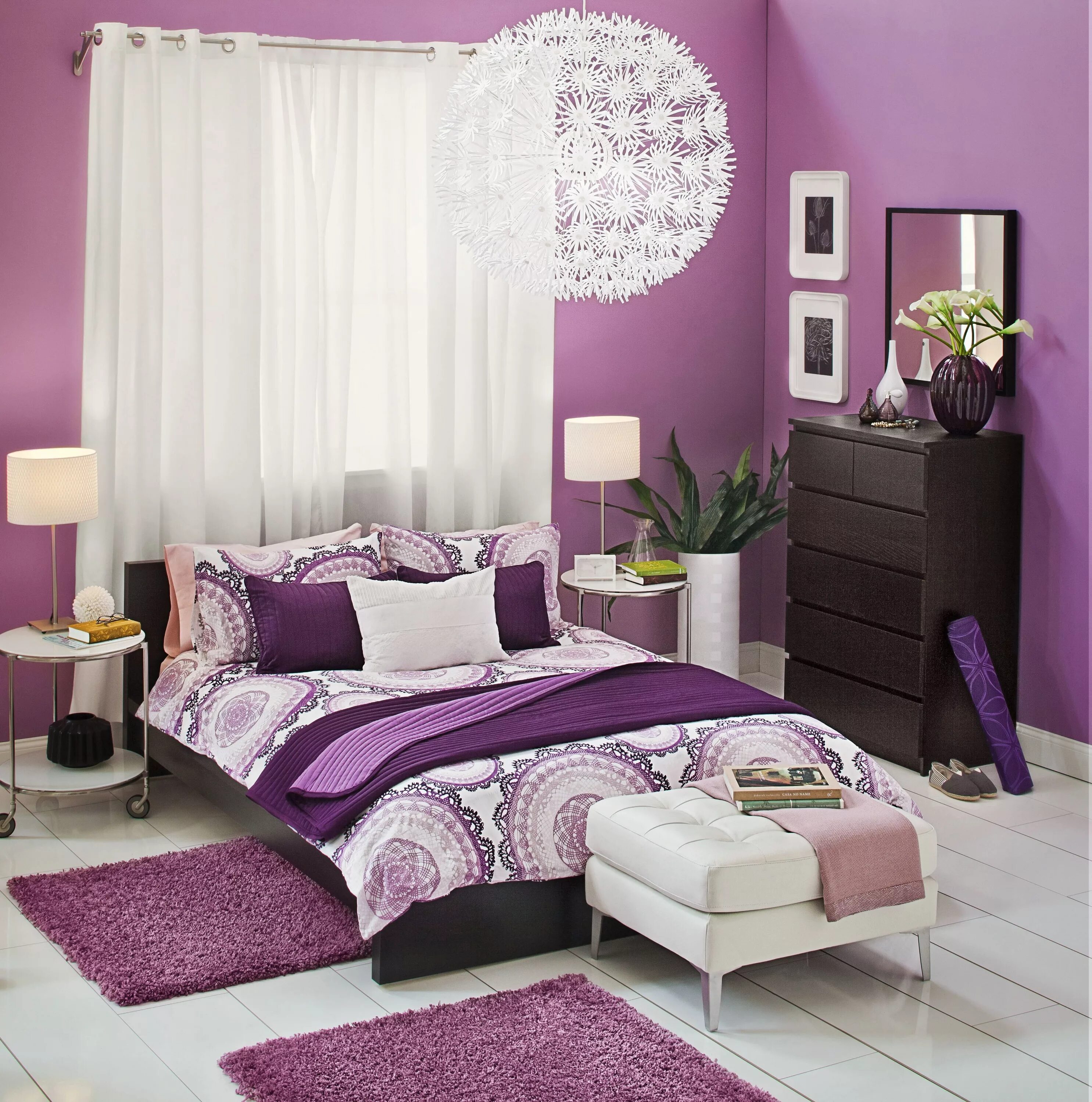 Фиолетовые белые обои. Комната в сиреневом цвете. Спальня в фиолетовых тонах. Спальня в сиренево белых тонах. Спальня в сиреневом цвете.