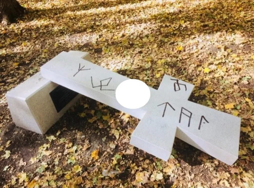Татар крест. Поклонный крест в ставрополе. крест у татар. памятник разбивает свастику. крест татарское городище.