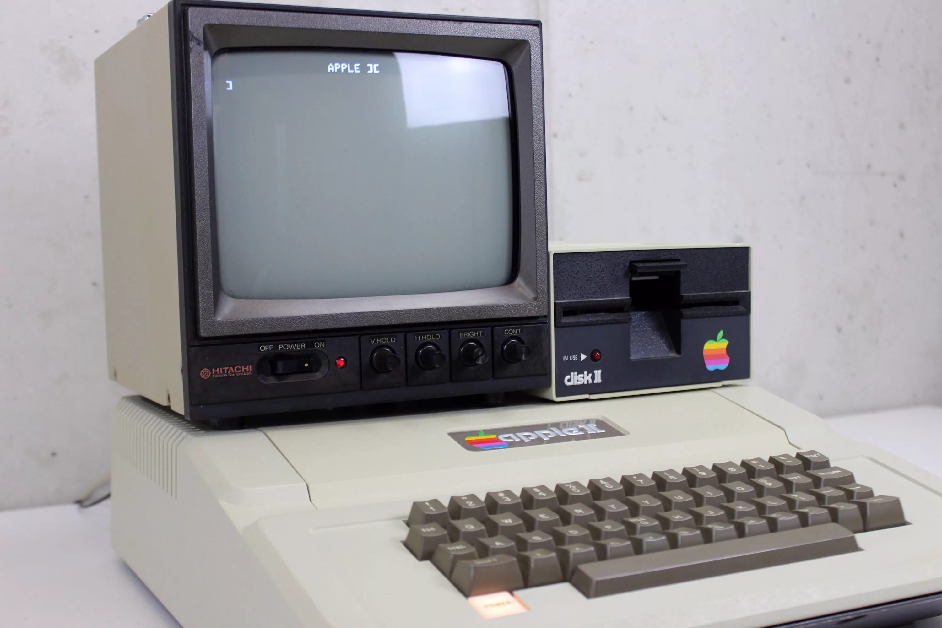 Apple II 1977. Apple Computer 2. Эппл 2 компьютер 1977. Первый персональный компьютер Apple 2.