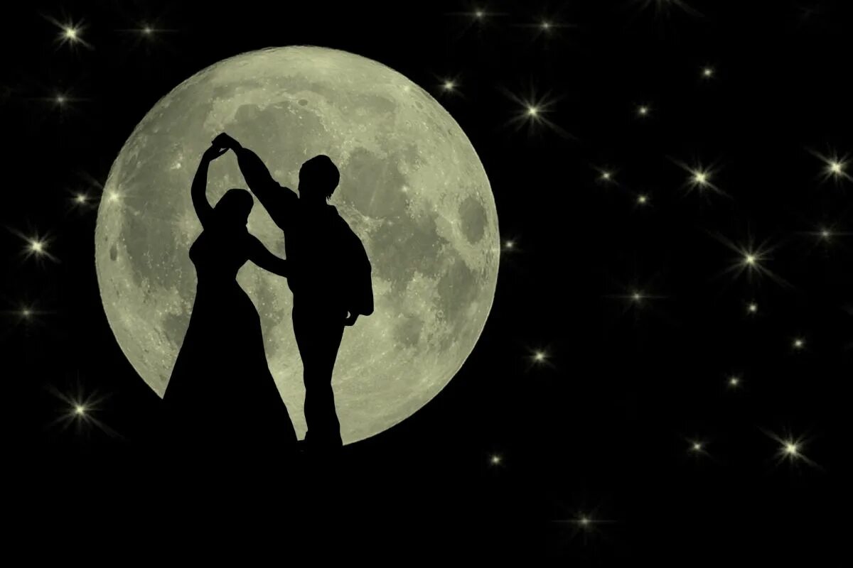Мы танцуем под луной текст. Силуэт на фоне Луны. Пара на фоне Луны. Танцы под луной. Влюбленная пара на фоне Луны.