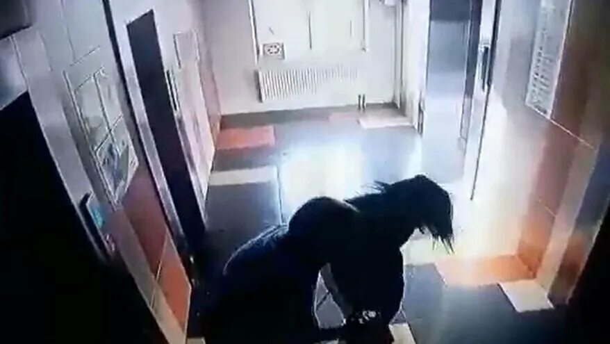 В Подъезде Видео