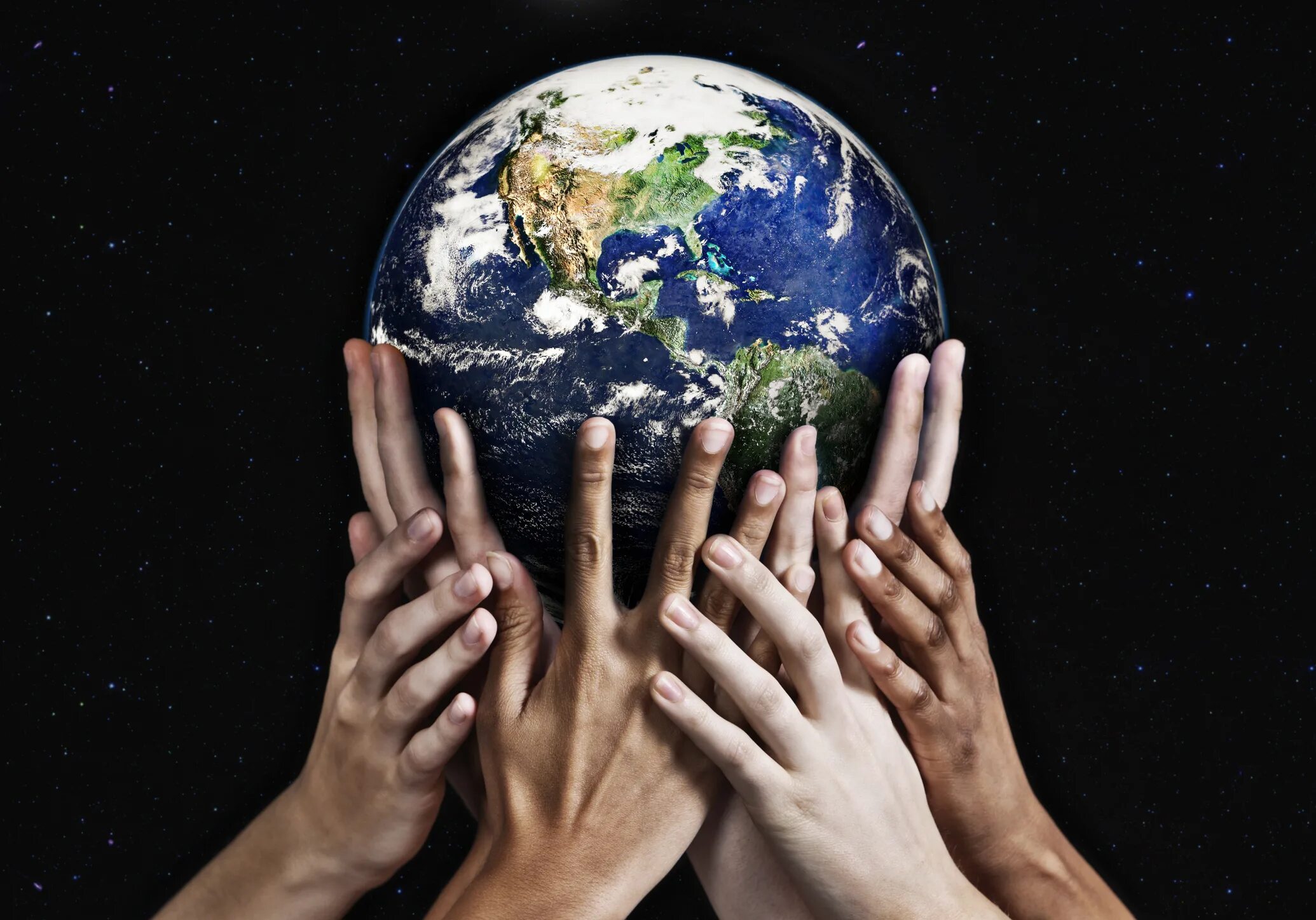 To promise the earth. Планета в руках человека. Планета земля в руках. Мир в руке. Земной шар в руках.