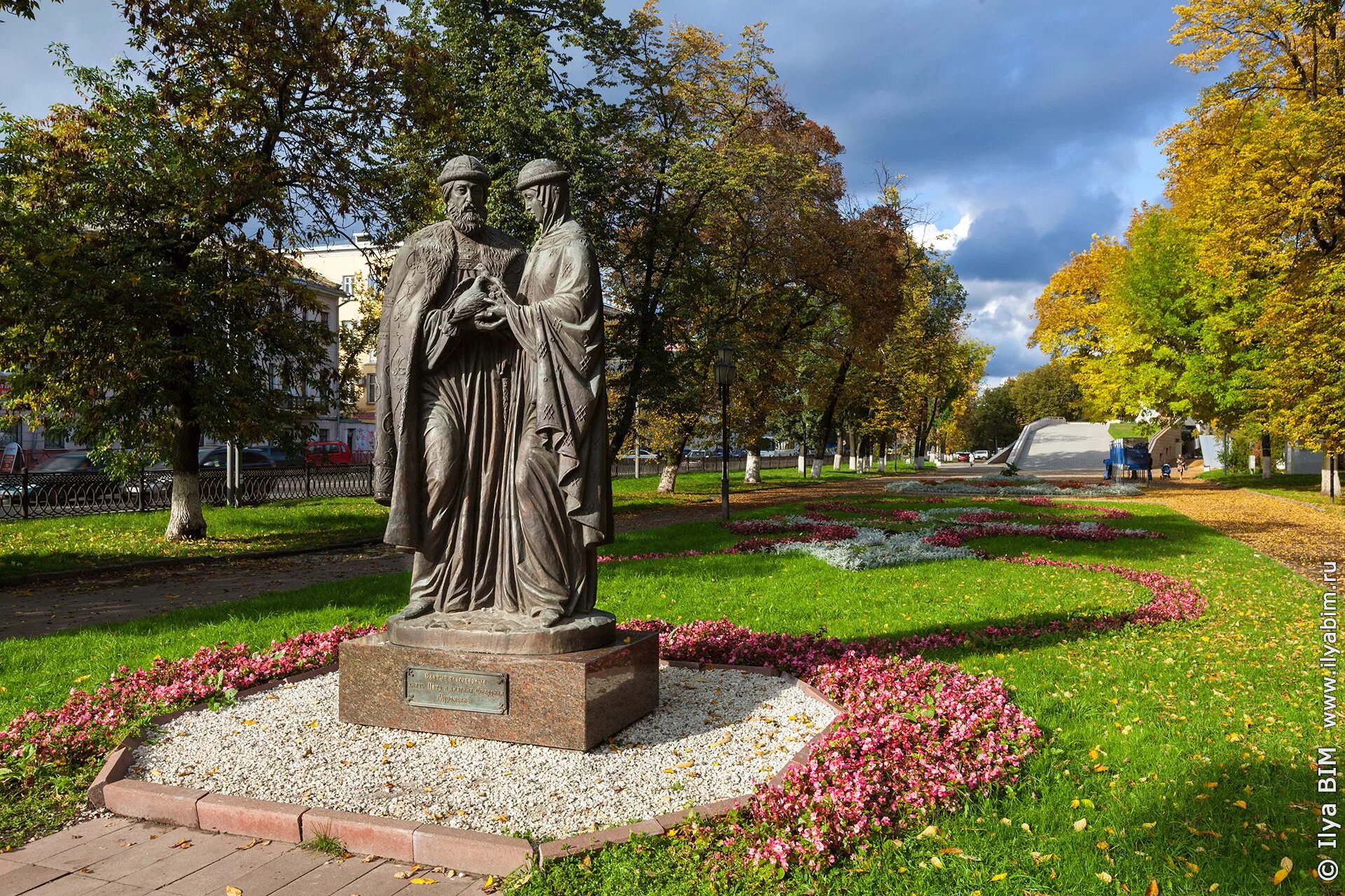 Какие памятники есть в ярославле. Памятник Петру и Февронии в Ярославле. Памятник Петру и Февронии в Ярославе. Ярославль памятник Петру и фев.