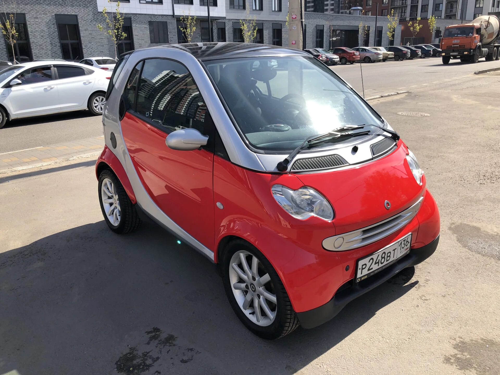 Смартик керчь. Smart Fortwo i Рестайлинг. Смартик машина. Автомобиль Smart 2004 года. Мерседес Смартик.