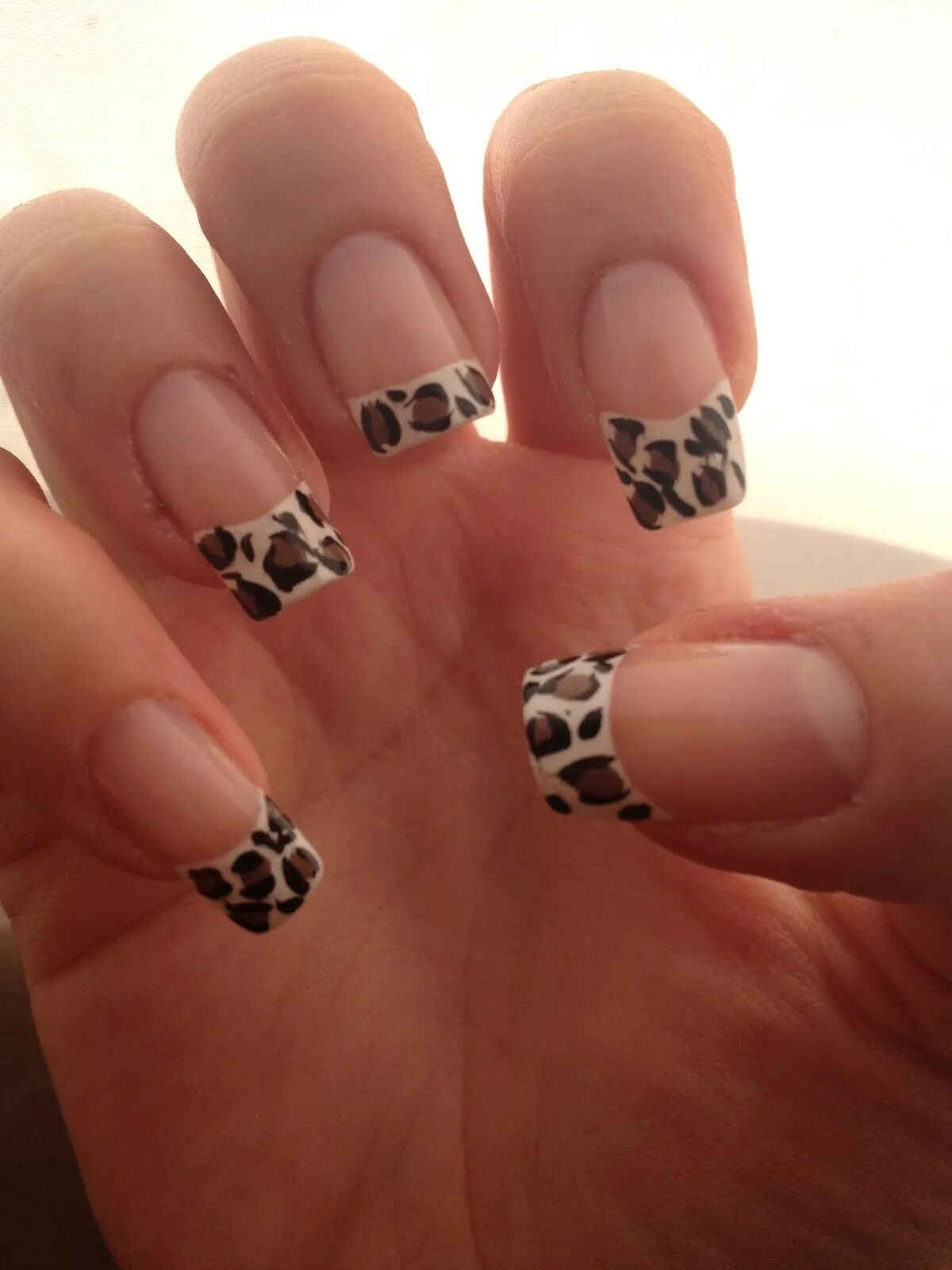 френч и леопард на ногтях. леопардовый френч на ногтях. леопардовый френч 2021. французский маникюр с леопардовым принтом. леопардовый маникюр френч.