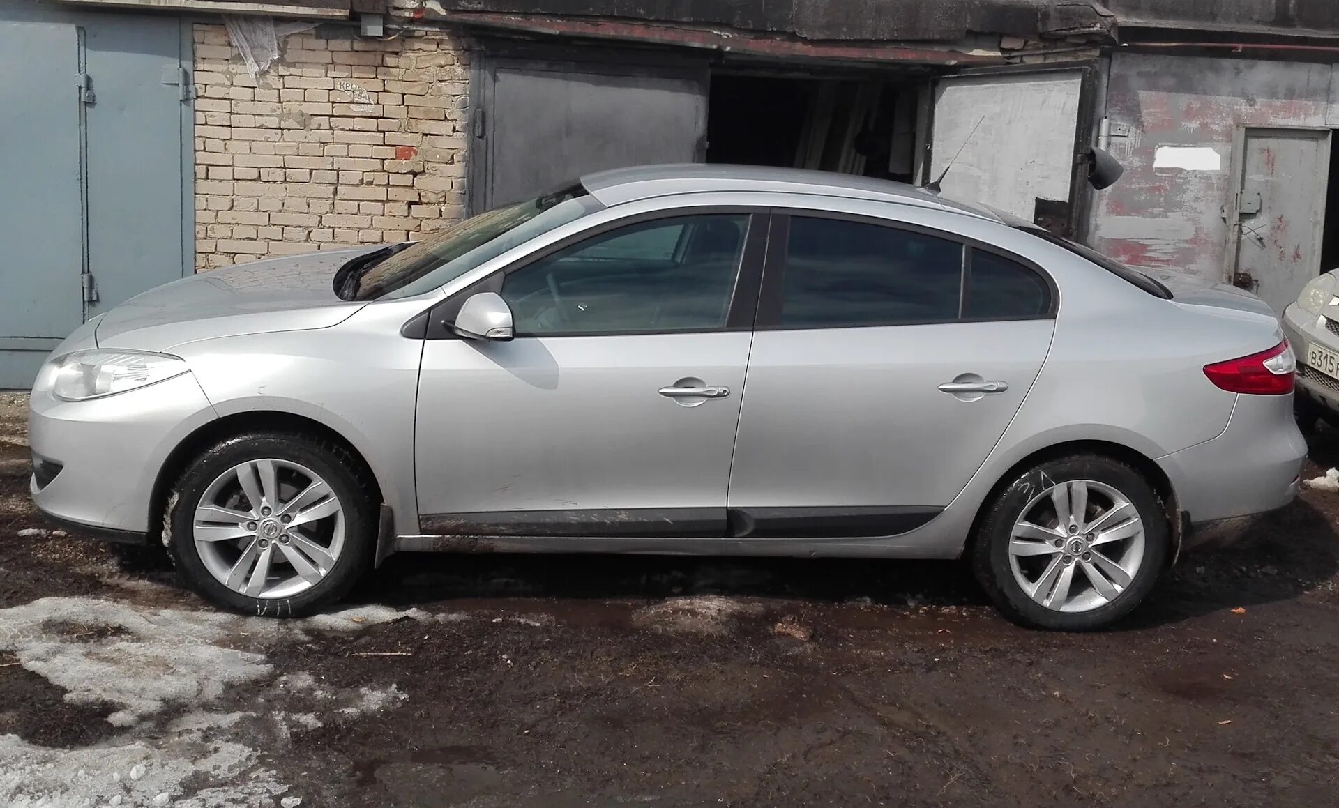 Renault Fluence r17. Reno Fluence r17. Renault Fluence диски r17. Рено Флюенс на 17 дисках. Renault fluence на дисках