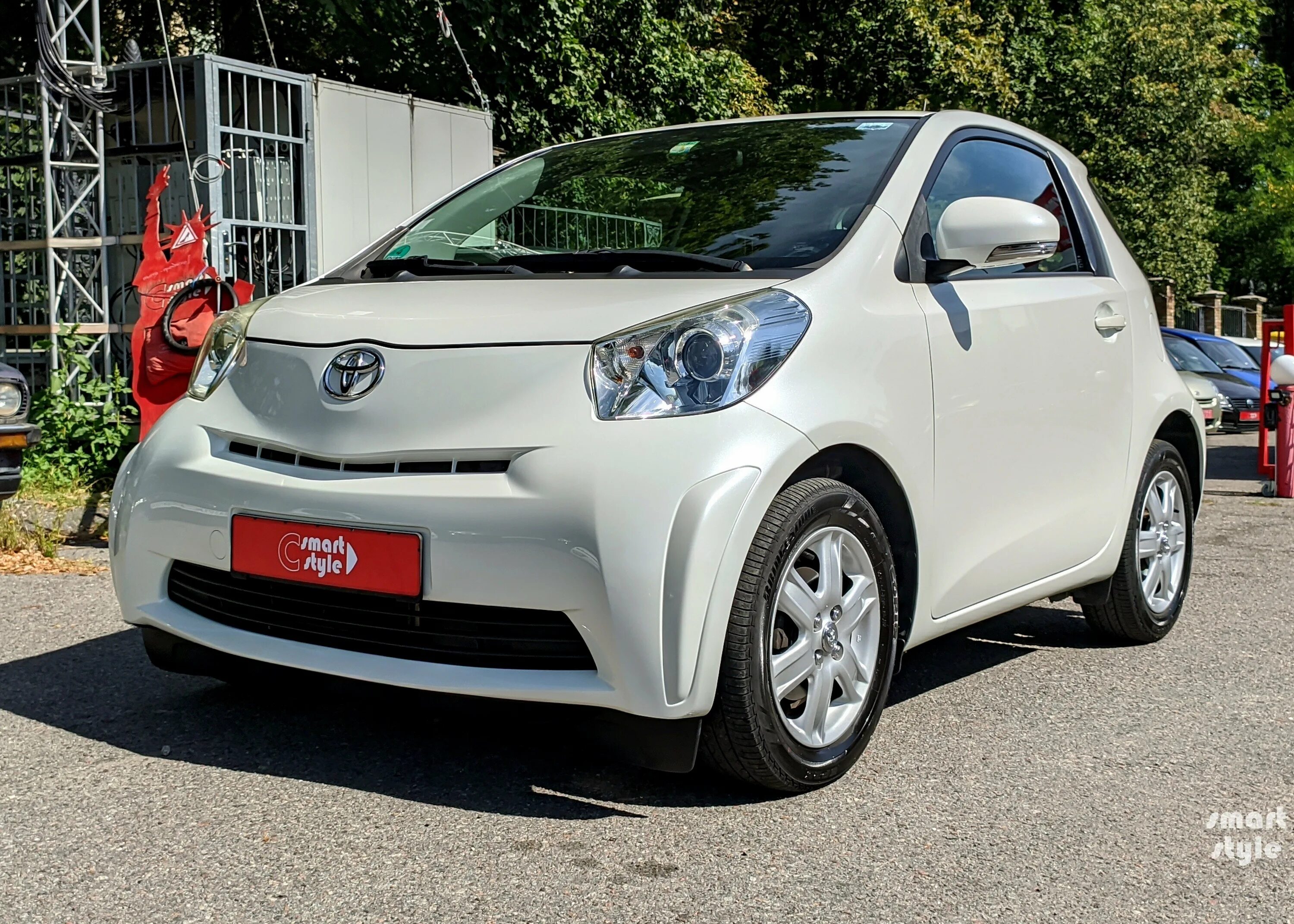 Купить тойоту мини. Toyota IQ 2009. Toyota IQ 2004. Тойота айкью 2009. Toyota IQ Mini.