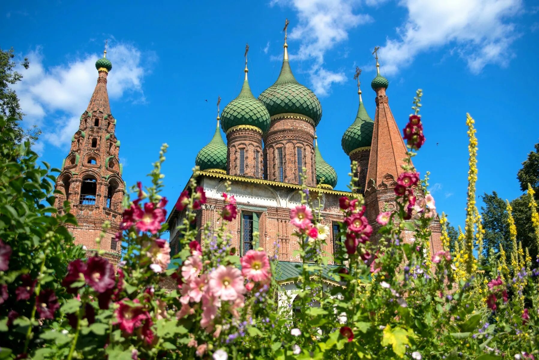 Каком городе лето. Ярославль достопримечательности. ярославль достопримечательности лето. красивые красочные места в ярославле. красивые места ярославля летом.