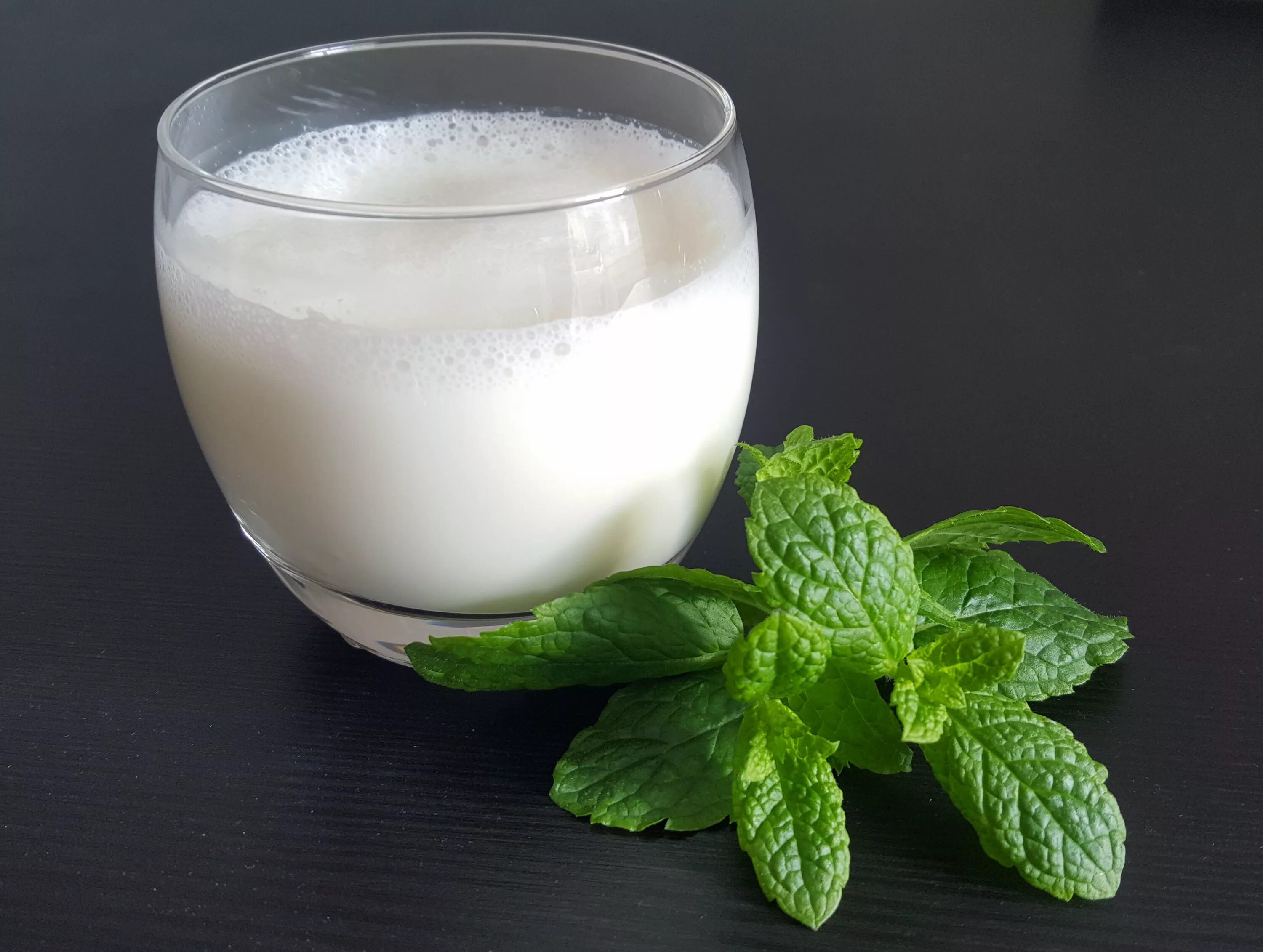 Индивидуальная непереносимость компонентов продукта. Полезные свойства кисломолочных продуктов. Чем полезен тан для организма. Айран. Напиток айран чем полезен.