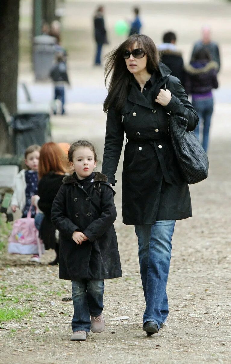 Дочь моники белуччи. Дочки моники белуччи леони. Дети беллуччи. Дети беллуччи. Дети беллуччи.