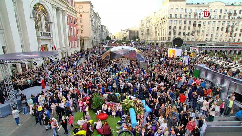12 июня 2019 г. Более миллиона человек посетили праздничные мероприятия к Дню города. Как отмечают день города в России. Где на улицах Москвы выступления. День города Москва 865 лет.
