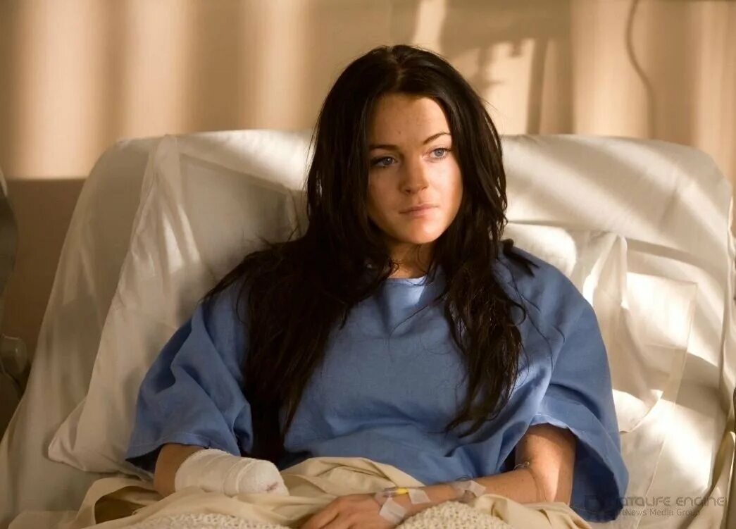 Приходит девушка в больницу. Жизнь лохан сериал 2008. линдси лохан 2007. сериал девушка в больнице.