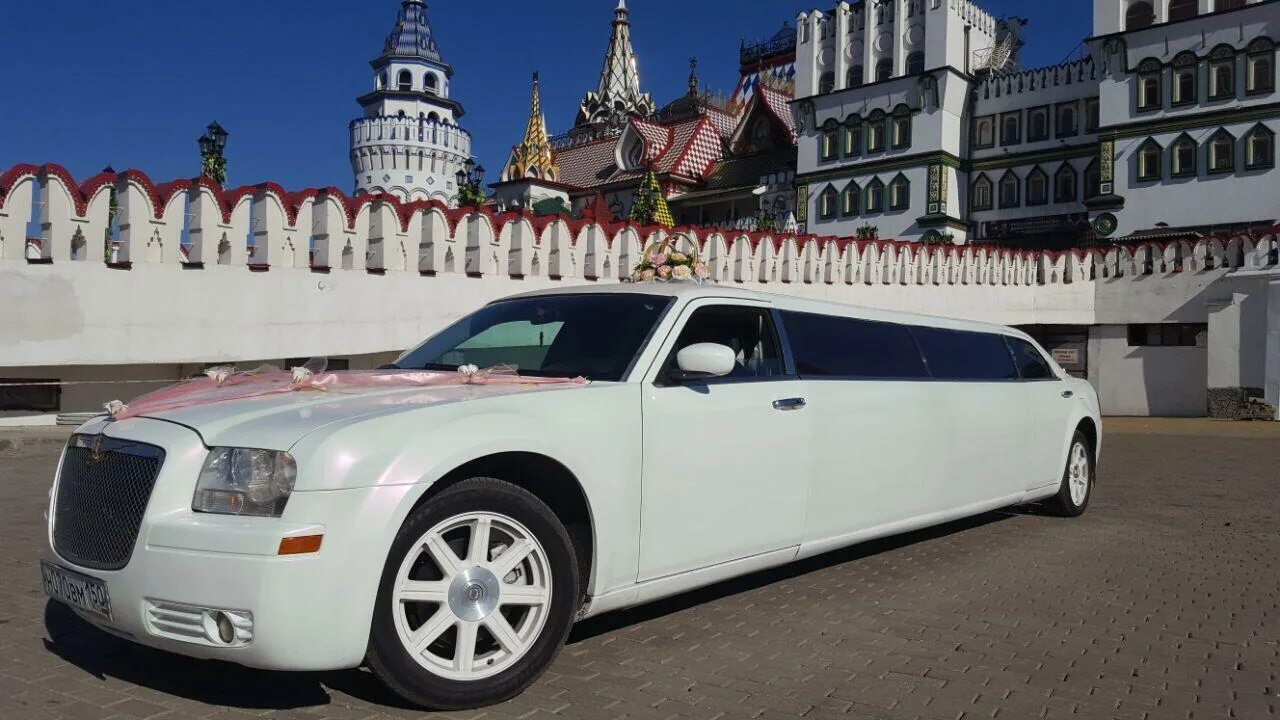 Лимузин на свадьбу с водителем. Chrysler 300 лимузин. Chrysler 300c лимузин. Chrysler 300c лимузин. Крайслер 300c карета.