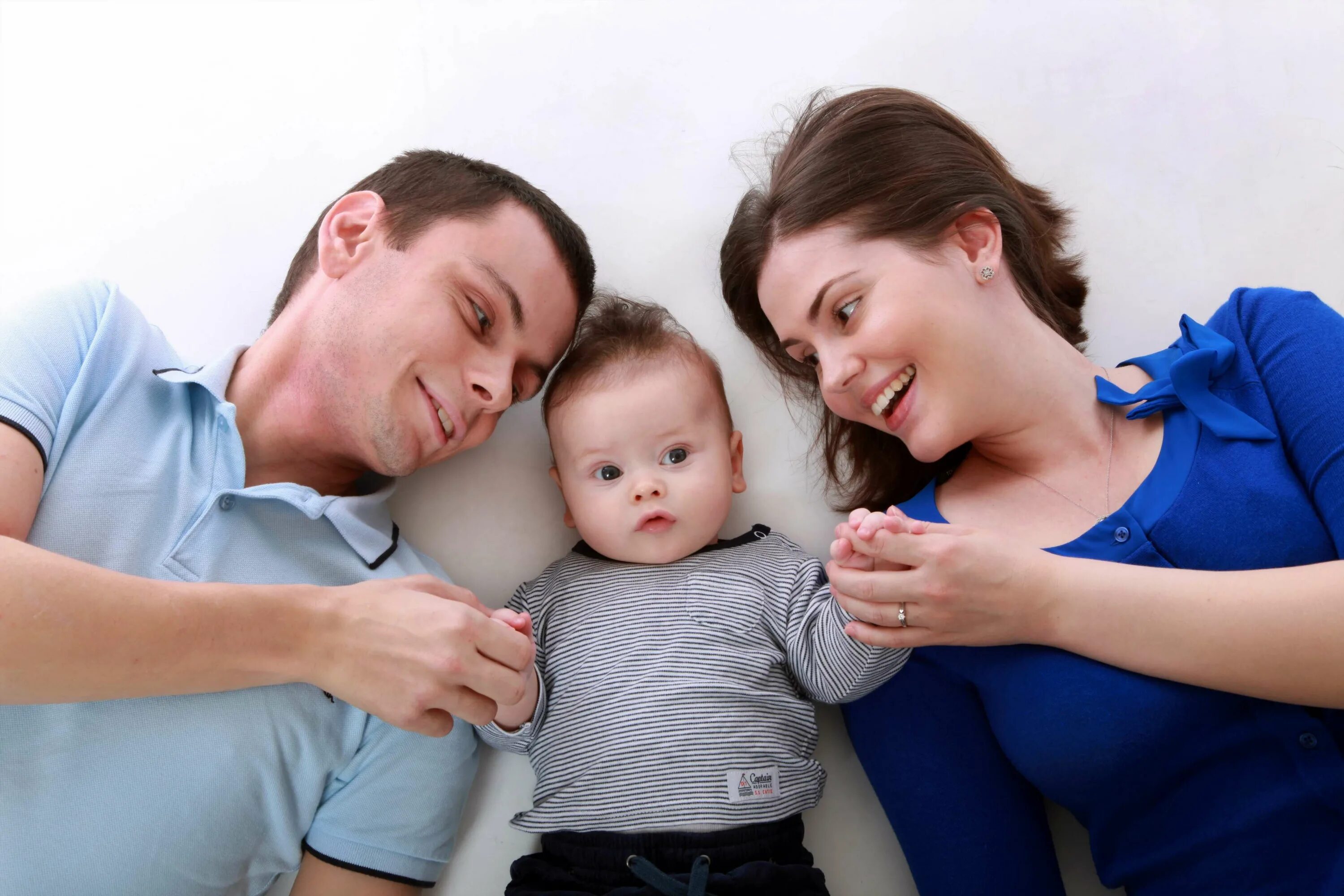 Mom and father. Родители и дети. Ребенок в семье. Родители с малышом. Молодые родители.