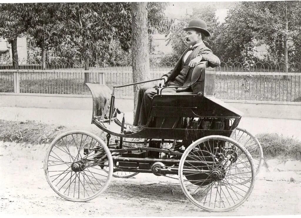 Первый автомобиль правила. Mercedes Benz 1886. “Benz velo” 1894 года с клаксоном. Мотоколяска Бенца.