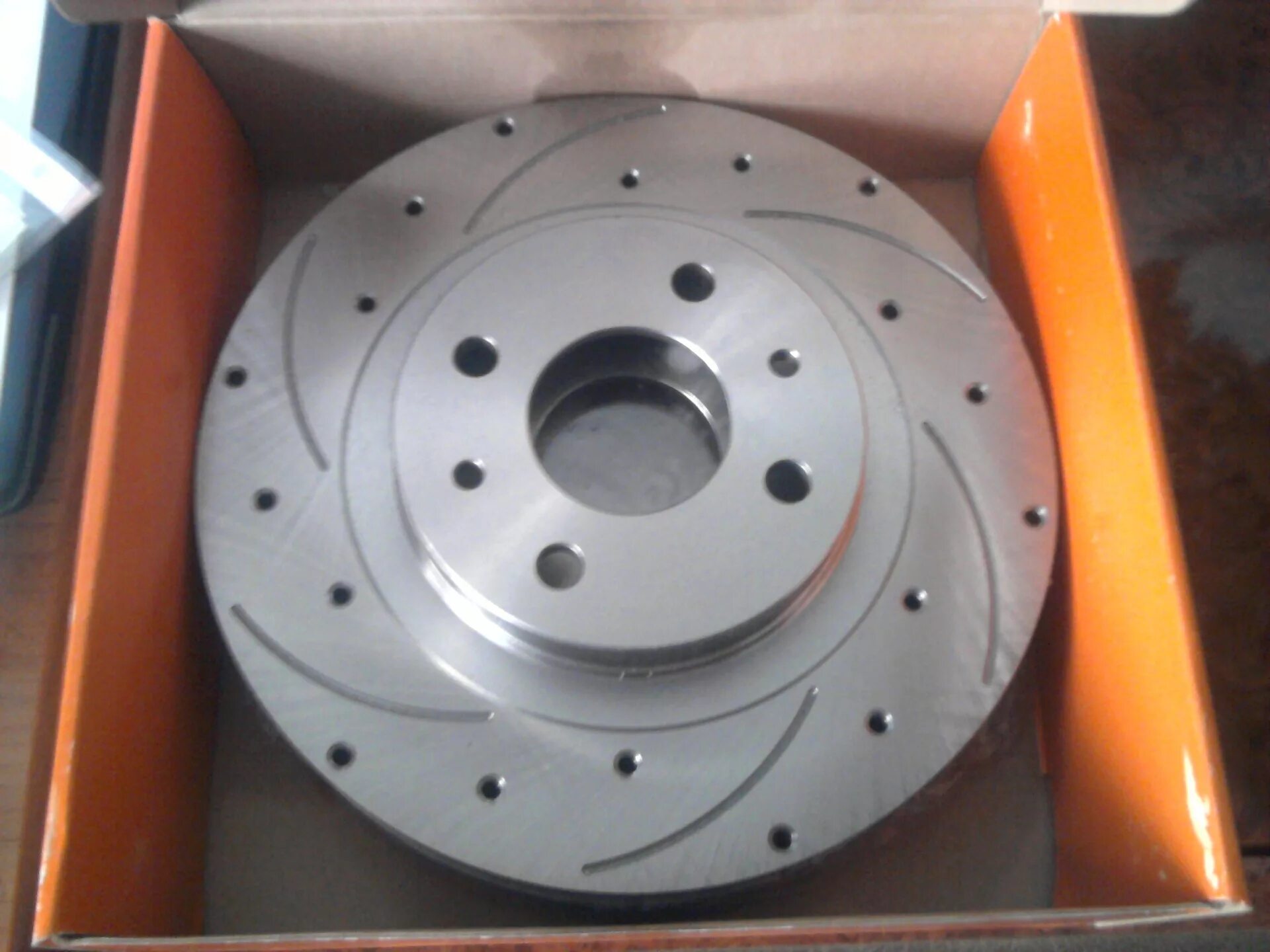 Диск тормозной 2112 r14 автоваз. Тормозные диски ваз 2111. Передние диски с перфорацией 2107. Перфорированный тормозной диск ваз 2114. Диски перфорированные ваз.