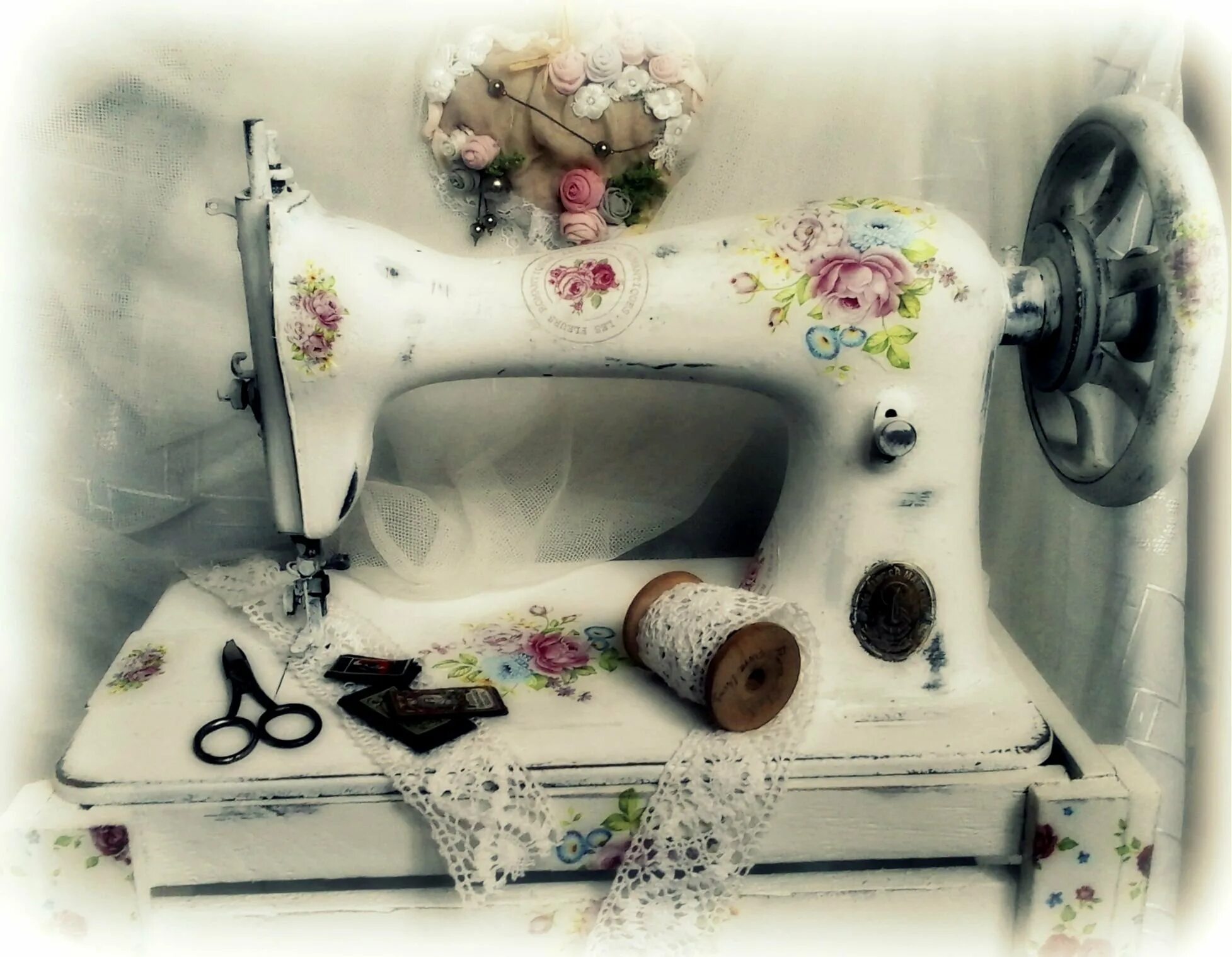 Винтажная швейная машинка. Винтажные Швейные машинки. Швейная машинка в ретро стиле. Красивая швейная машинка. Сон швейная машинка