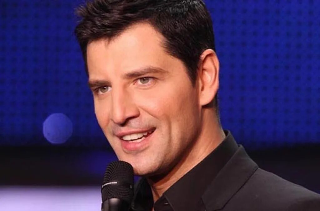 Река судьбы греческий певец. Певец sakis rouvas. Река судьбы греческий певец. Александрос рувас. Caкис рувас судьба.