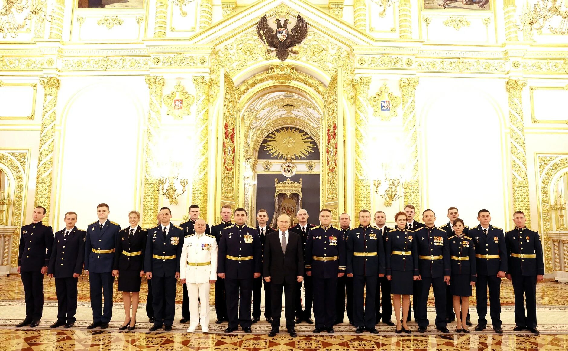 Президентский прием. Встреча Путина с выпускниками военных вузов 2022. Встреча Путина с выпускниками военных академий 2022 года. Выпуск Академии генерального штаба 2022. Прием выпускников военных вузов в Кремле.