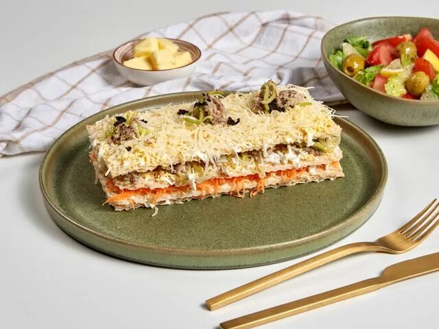 вафельные коржи с консервами. закусочный наполеон с рыбной консервой. вафельные коржи с консервами. закусочный торт «наполеон» snack cake ". закусочный торт наполеон с рыбной консервой.