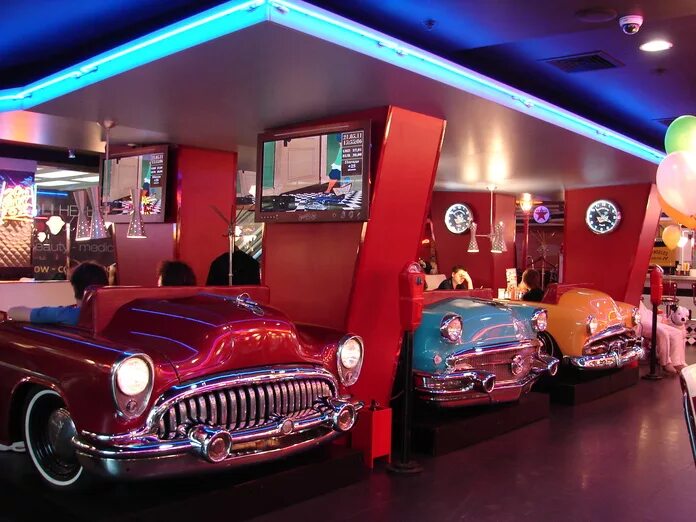 Ресторан ретро. Беверли хиллз кафе. кафе ретро-дайнер в москве. beverly hills diner с машинами. беверли хиллз лубянка.