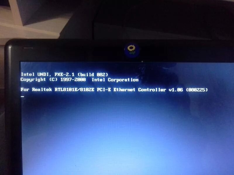 Черный экран при включении ноута. Включается ноутбук на мониторе нет изображения. Чёрный экран при включении компьютера с белыми буквами f1. При включении пк не включается видеокарта. Серый экран на компьютере при включении.