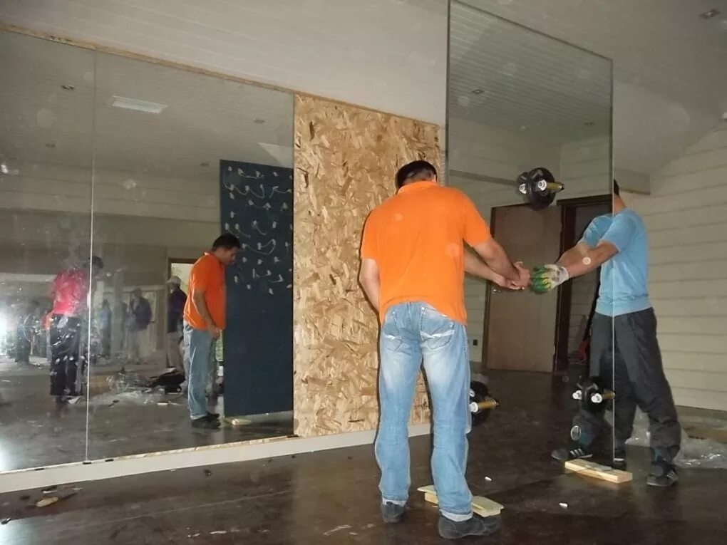 Монтаж зеркала на плитку в ванной. Монтаж зеркального панно на стену. Установка зеркальных. Установка зеркальных. Монтаж зеркал.