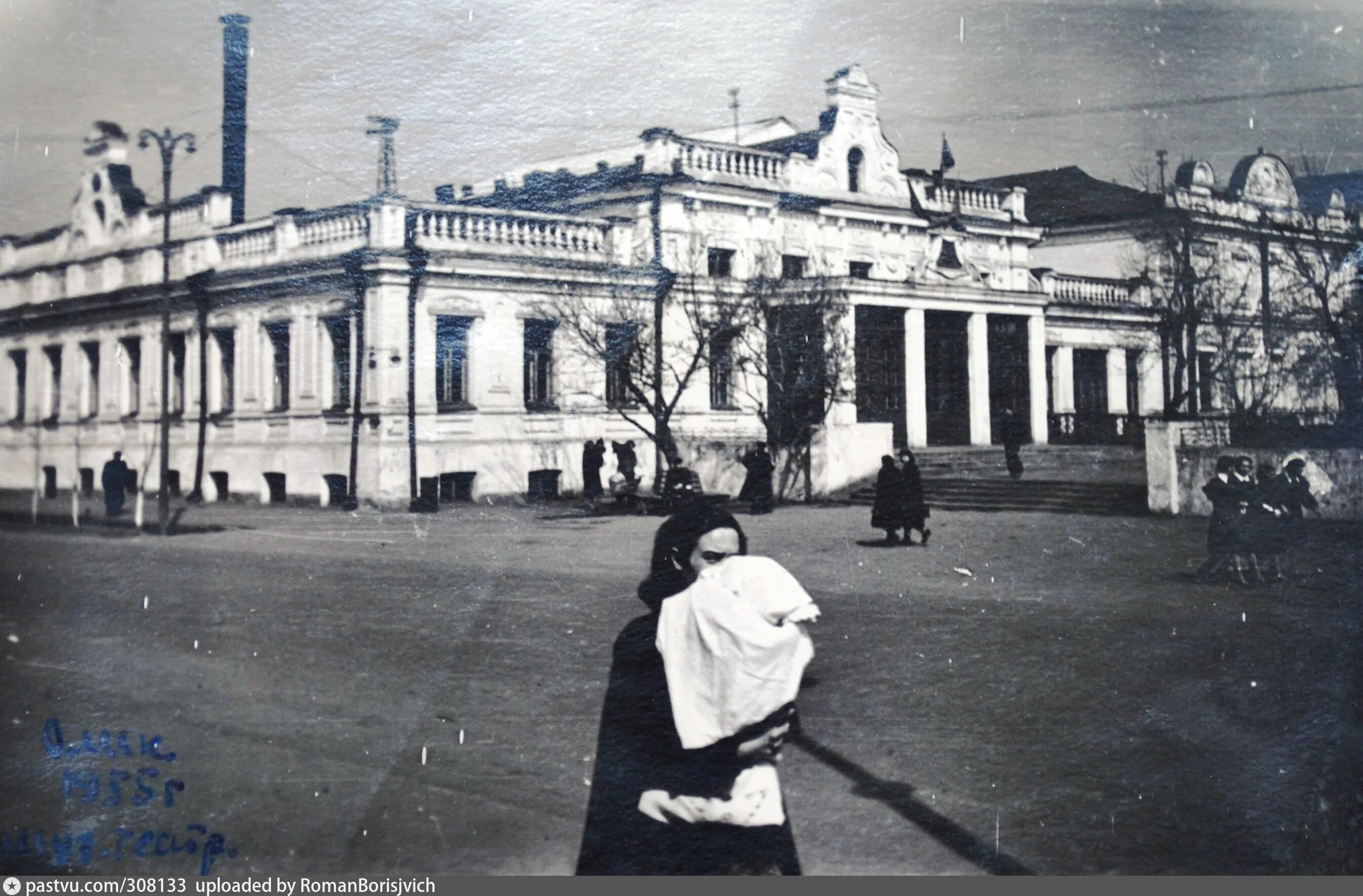 Омский железнодорожный вокзал 1942. Омск в 1950 маркса. Старый омск в фотографиях музыкальный театр. Омск 1955. Картинки фон старый омск 1965 год.