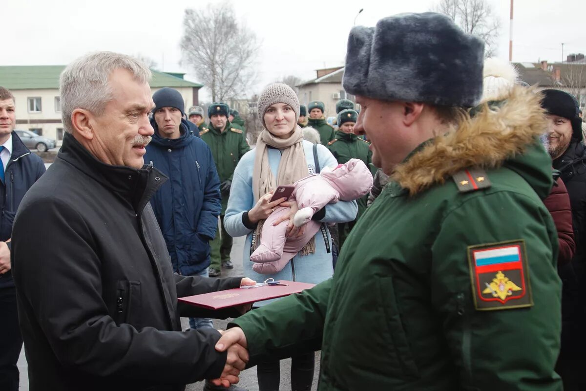 Часть Валуйки Белгородская. Вручение ключей от квартиры военным. Валуйки военные. Валуйки Военная часть.