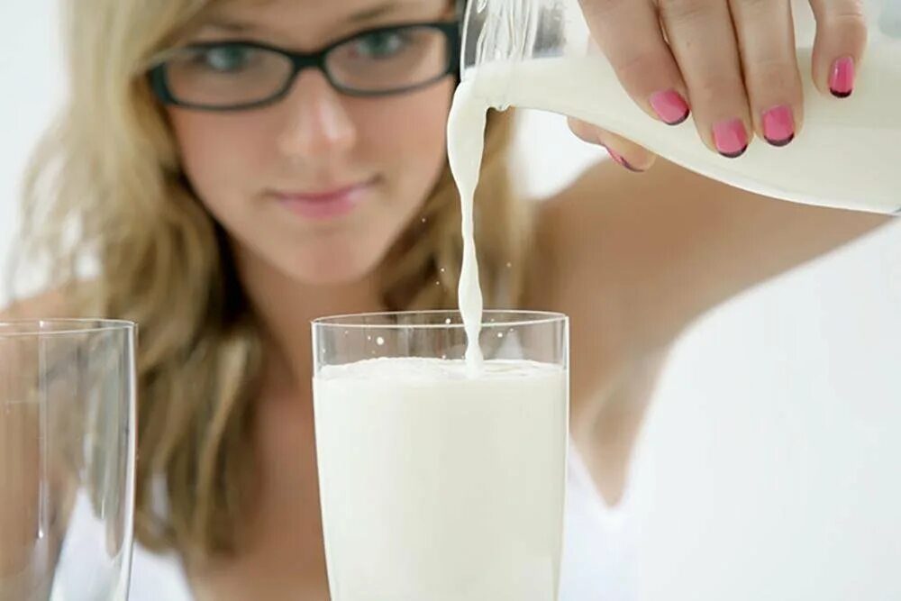 Молоко после 25 лет. Молоко. Пьет молоко. Молоко фото. Девушка с молоком.