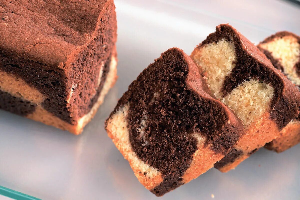 Темный кекс. Шоколадный кекс. Шоколадный кекс с изюмом. Кекс шоколадно белый. Черный кекс.