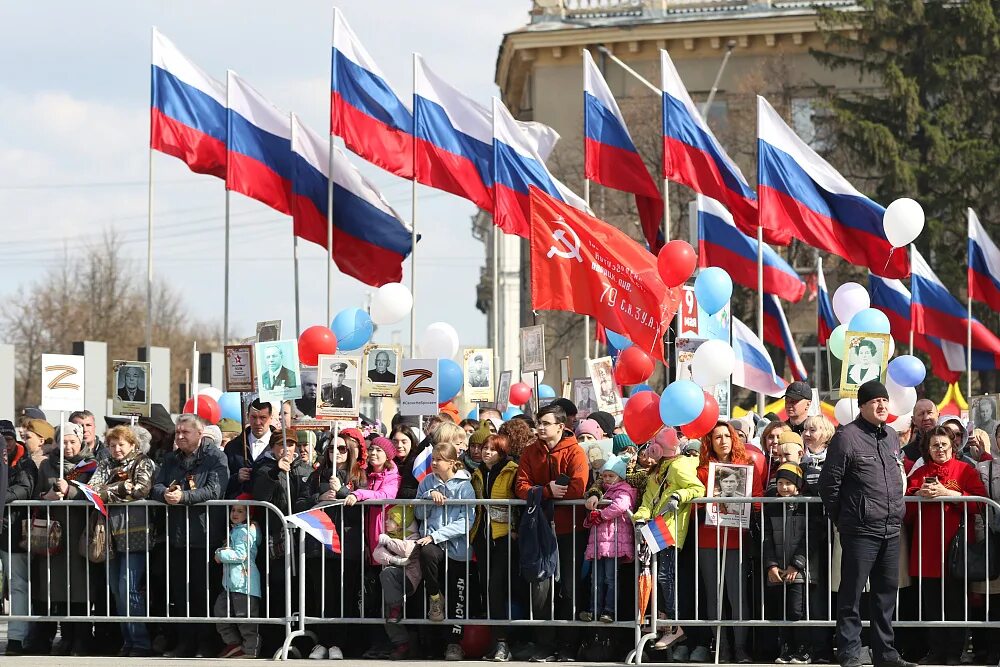 Канал победа кемерово. Площадь советов Кемерово. День Победы Кемерово. Празднования дня Победы в Кемерово торжественный марш. Торжественная Россия.