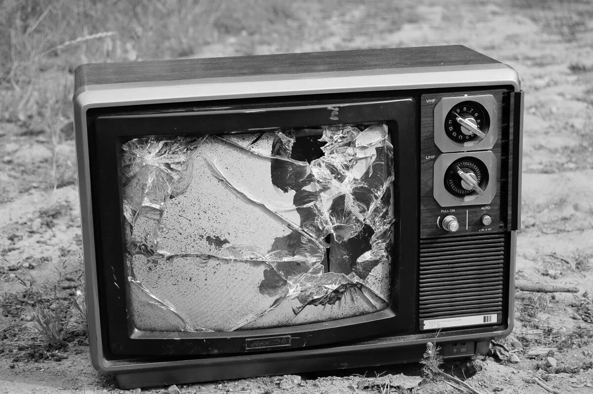 Сломанный телевизор. Старый телевизор. Старинный телевизор. Старый сломанный телевизор. Телевизор готов