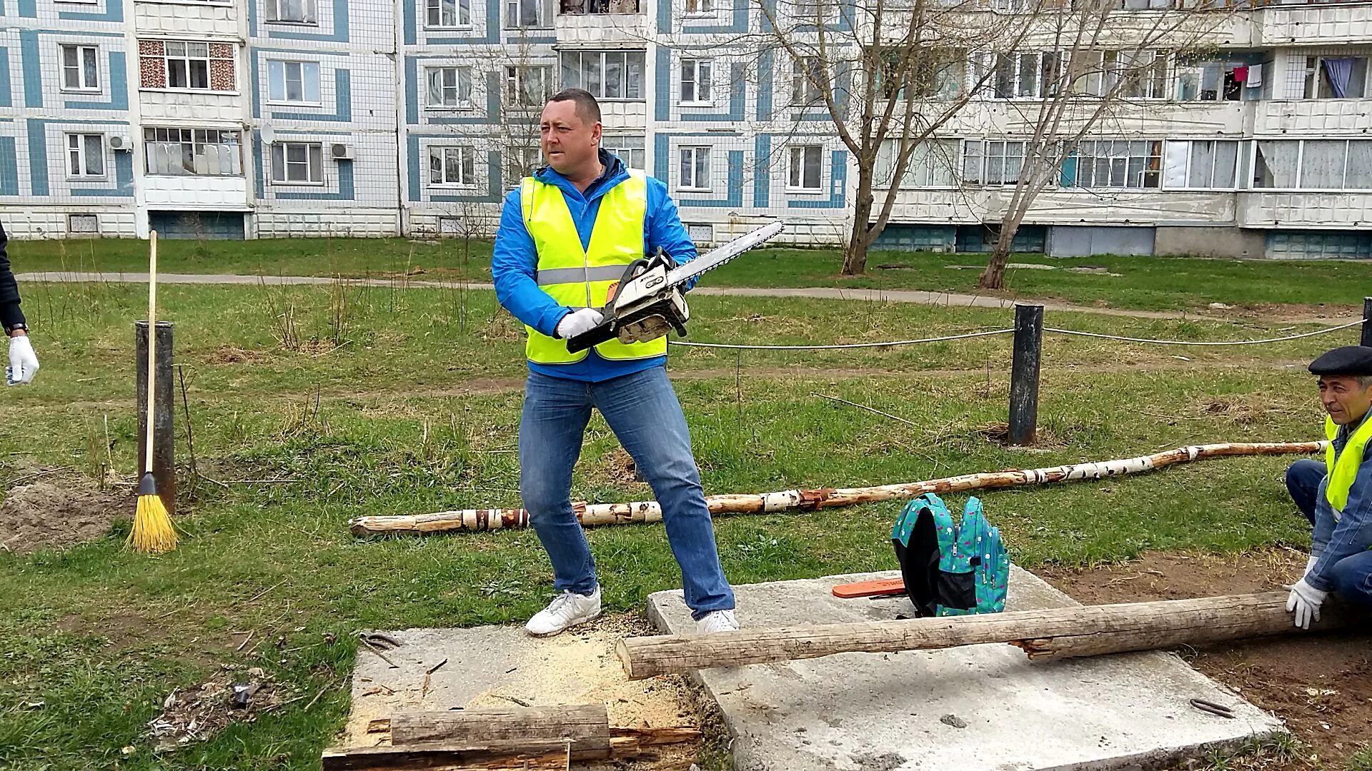 Строители в дубне. Дубна статуя ленина и сталина. Стройка и строители. Рабочие на стройке. Профессия строитель.