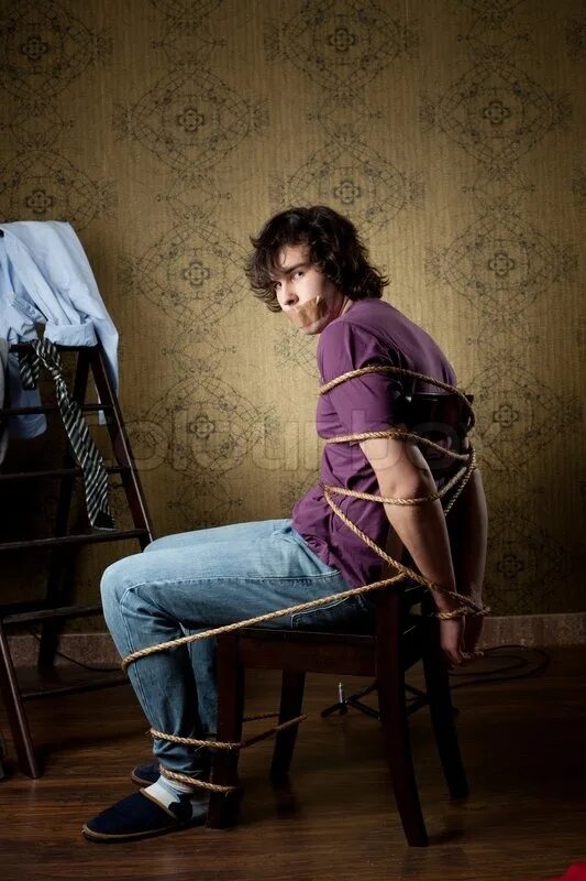 парень в цепях. парень привязан к стулу. связанный человек. связан парень привязанный. фотосессия связанные мужчины.