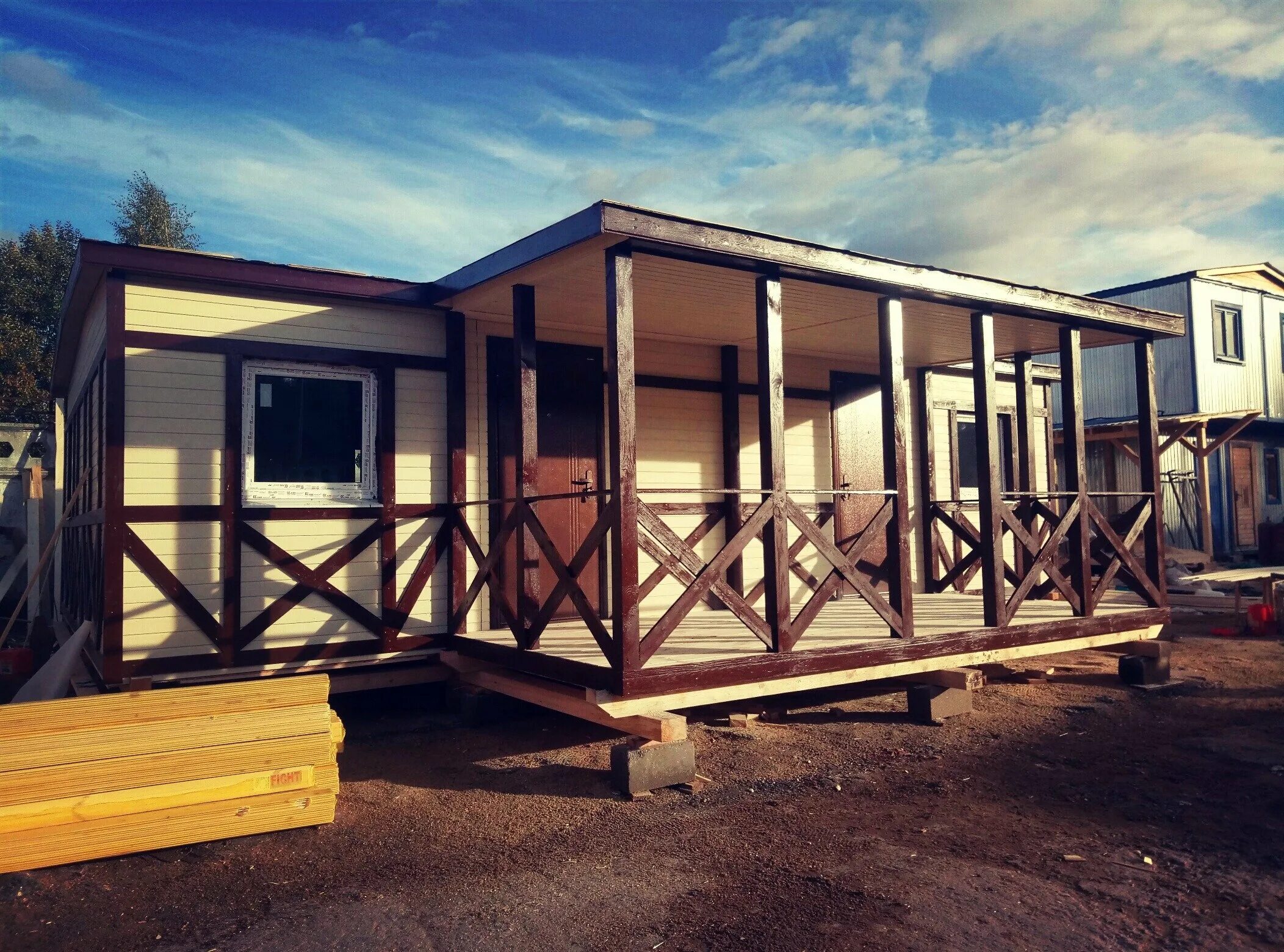 Домик из бытовки. Дом из бытовок. Ооо минидом магазин бытовок. Модульный дачный домик. Дом из бытовок.