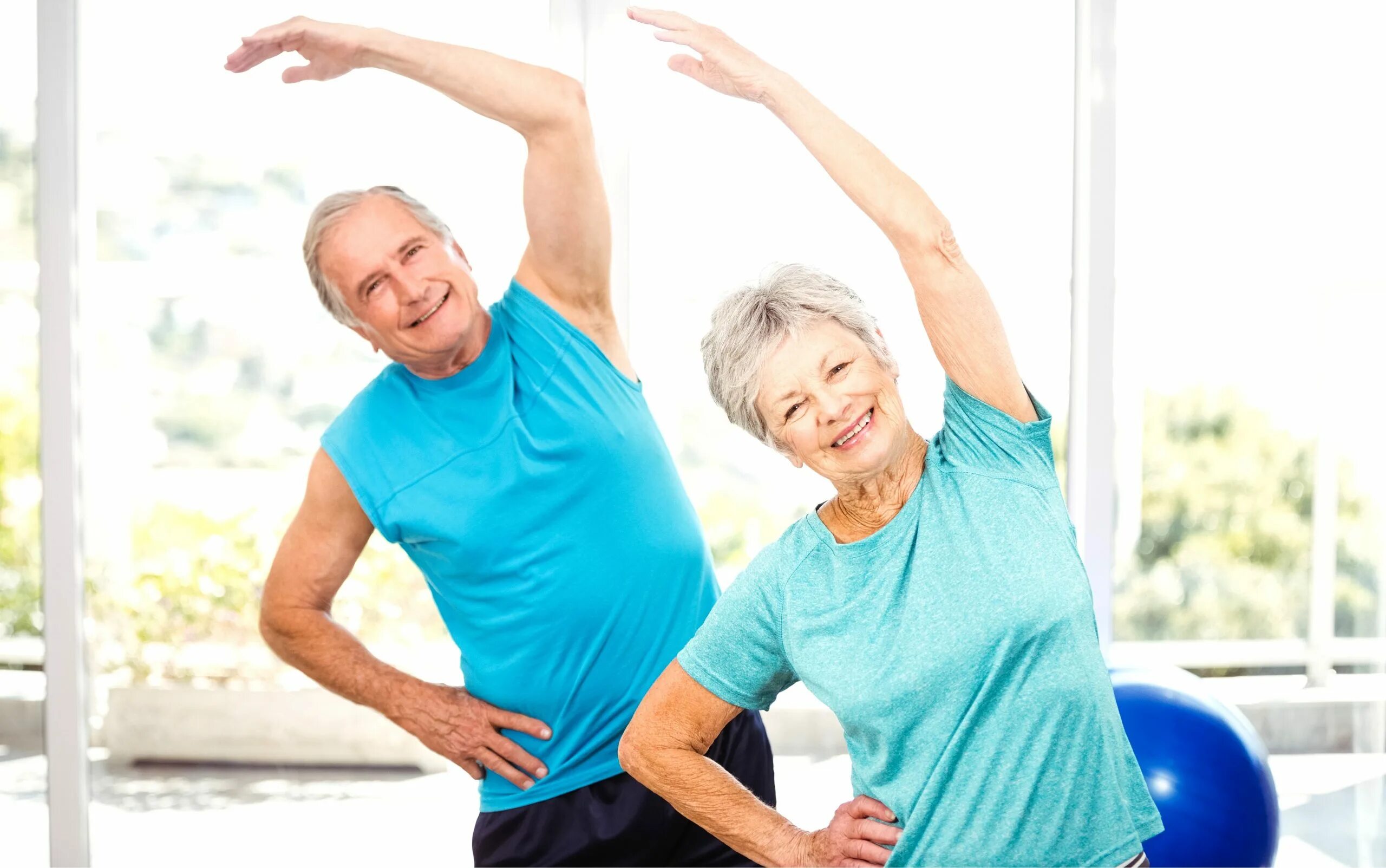 Преклонному возрасту. Фитнес для пожилых людей. Гимнастика для пожилых. Пожилые люди занимаются спортом. Физические нагрузки.
