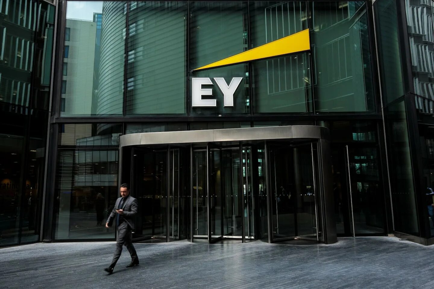 Ernst and young. Ey компания. Эрнст энд Лондон. Ernst & Whinney.