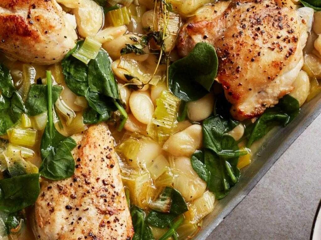 Вкусный ужин с курочкой. Ужин с куриными бедрами. Ужин в духовке с курицей. Курица с гарниром на ужин