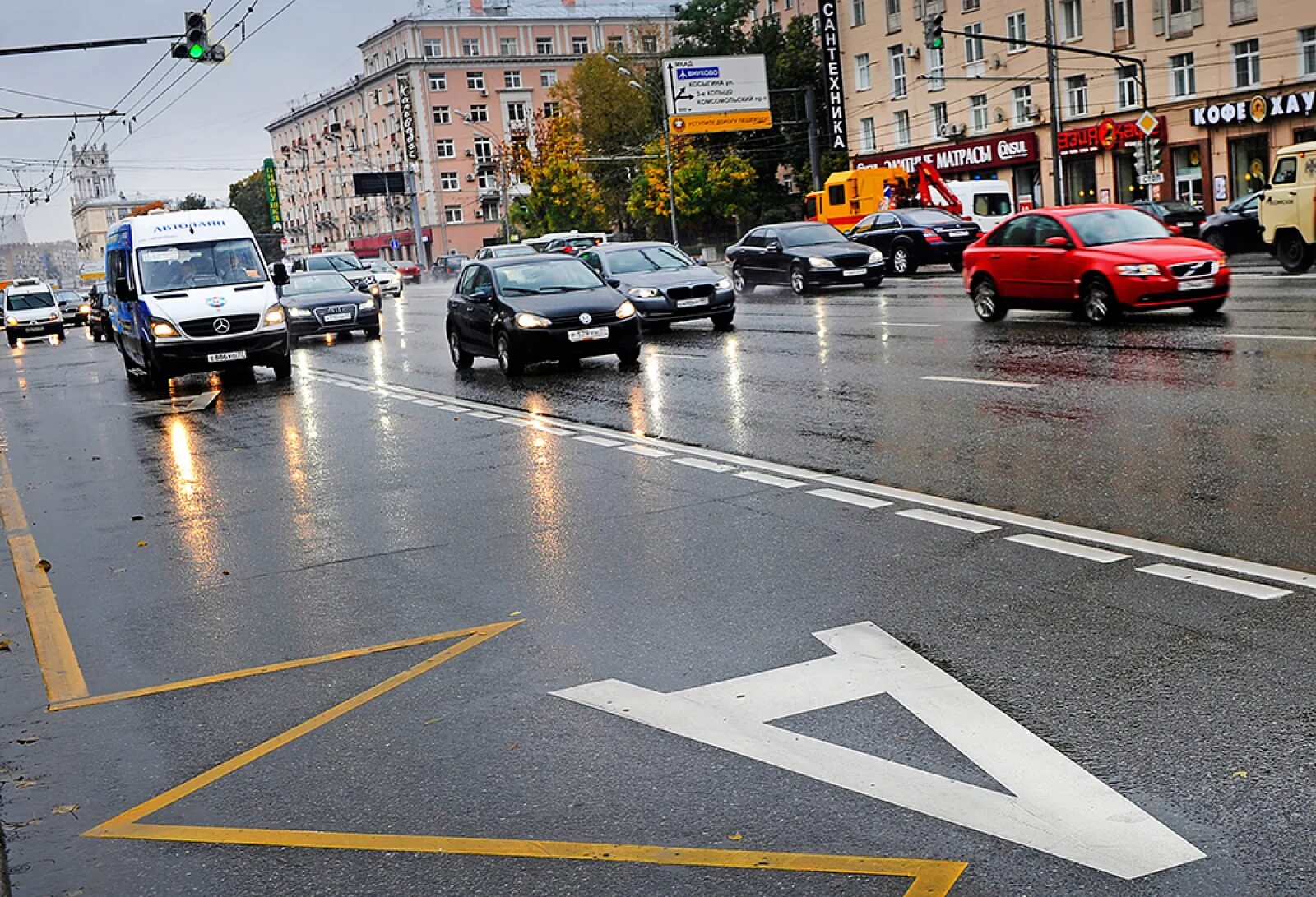 Выделенка в Москве. Выделенная полоса. Автобусная полоса. Полоса для общественного транспорта.