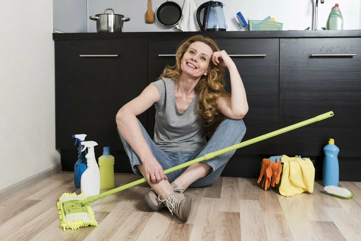 Женщина убирается. Барак дом. Убираться в доме. Уборка в доме. Человек пылесос.