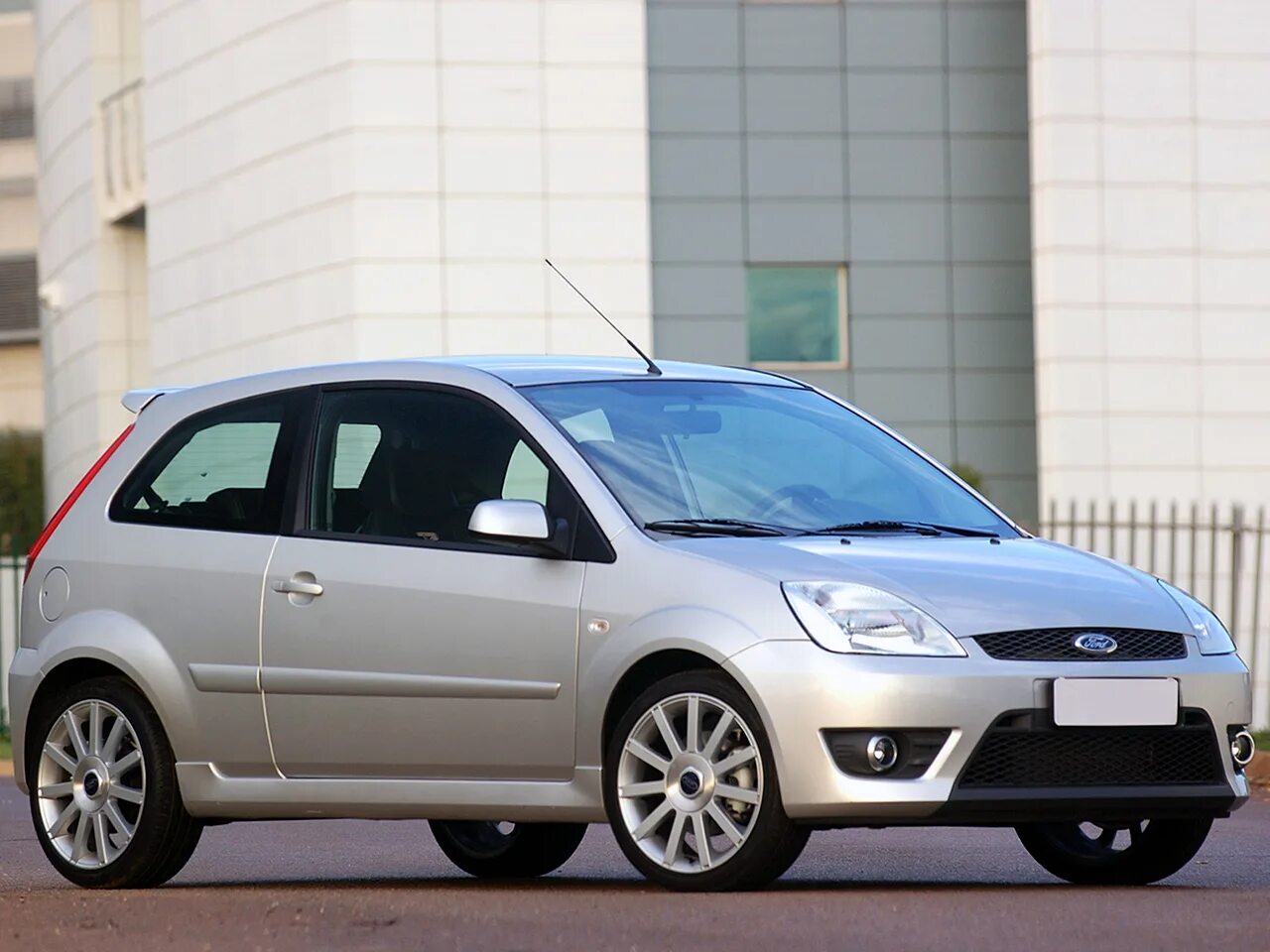 Ford fiesta 2002. 5 поколение фиесты. Форд фиеста 2005. Форд фиеста mk5. Ford fiesta 5 поколение.