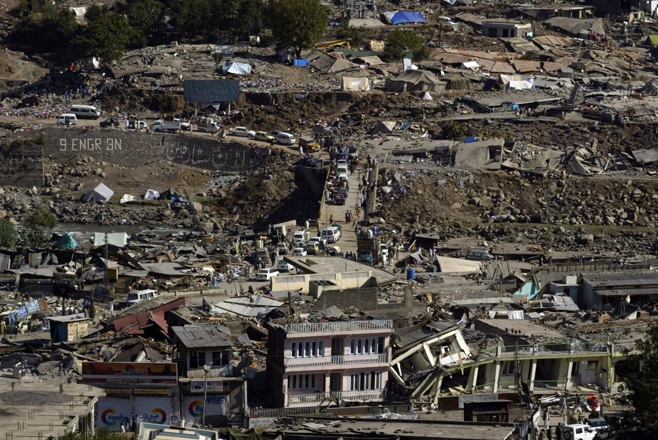 2005 Год: землетрясение в Кашмире. Землетрясение в Пакистане 2005. 2005 Год. Землетрясение в Пакистане. Землетрясение 2008 года в провинции Кашмир, Пакистан.