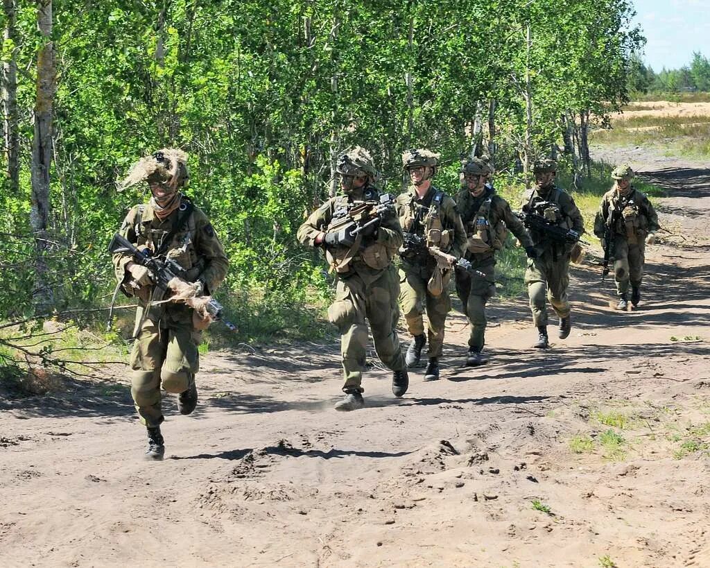 Убежавший солдат. Солдаты бегут марш бросок. Солдат бежит. Солдаты убегают. Военные бегут.